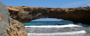 a picture of the natural bridge in aruba before it collapsed