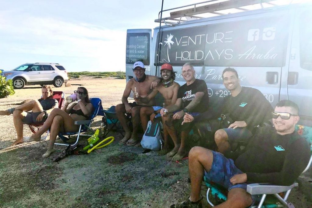 people learning how to kitesurf in aruba at venture holidays
